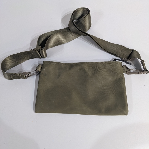 Main Character Nylon cross body pouch - Picture 2 of 10